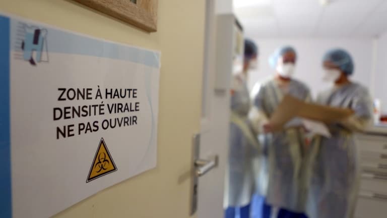 Des soignants au travail au sein de l'unité dédiée aux malades du Covid-19 à l'hôpital de Bastia en Corse, le 5 août 2021