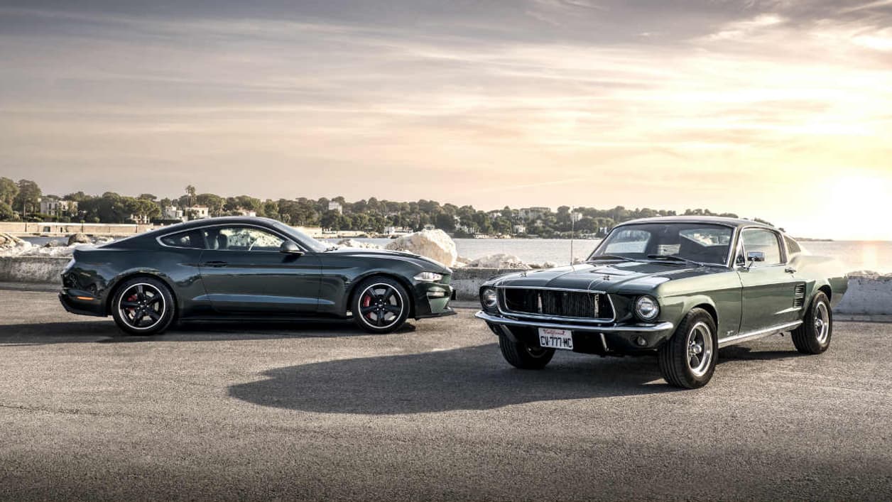 L'édition 2018 de la Bullitt, à côté d'une Ford Musatng GT de 1967, aux détails rappelant la Mustang utilisée par Steve McQueen dans Bullitt.