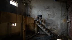 Un photographe pratiquant de l'urbex à Séoul en 2014