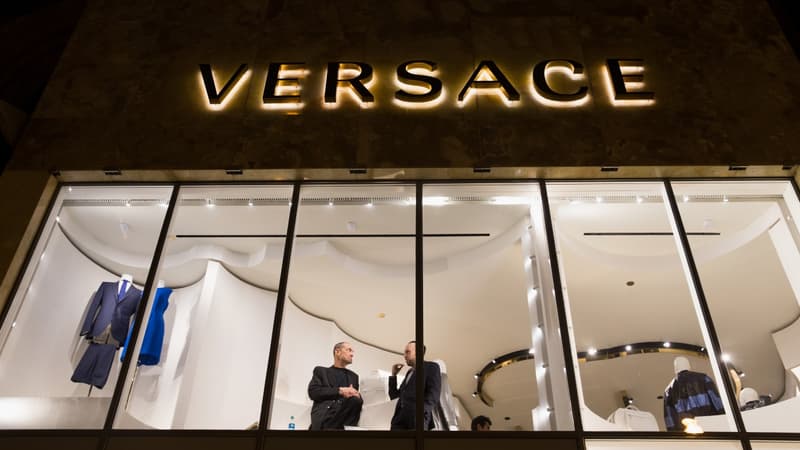 Un manager d'un magasin Versace fait l'objet d'accusation de discrimination de la part d'un ex-employé.