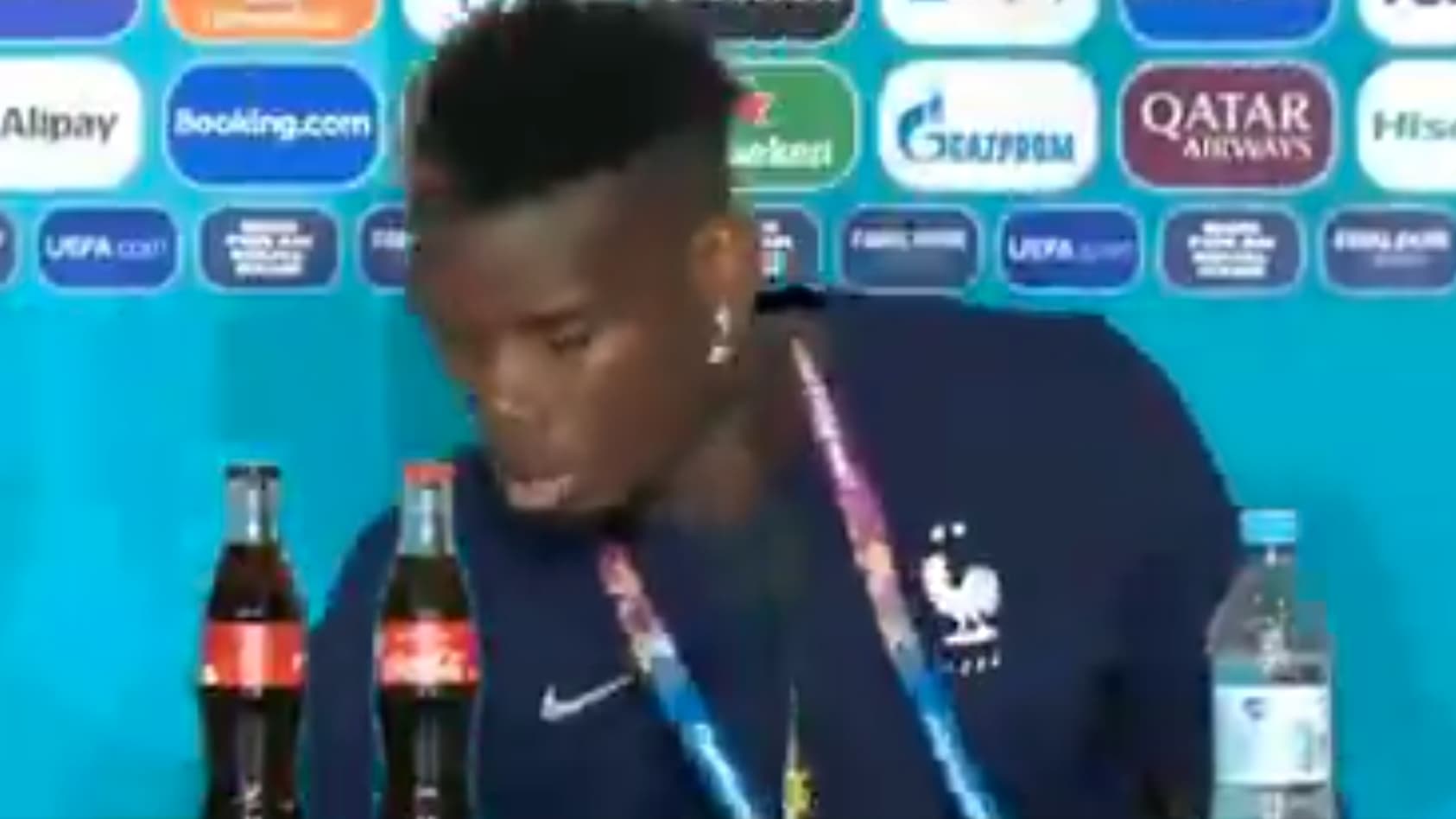 Paul Pogba évacue une bouteille de bière Paul Pogba évacue une bouteille de bière