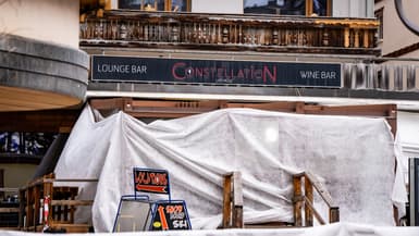 Cette photo montre l'entrée du bar Le Constellation, où un incendie s'est déclaré pendant les célébrations du Nouvel An dans la station de ski alpine de Crans-Montana, faisant environ 40 morts et plus de 100 blessés, à Crans-Montana, le 2 janvier 2026.