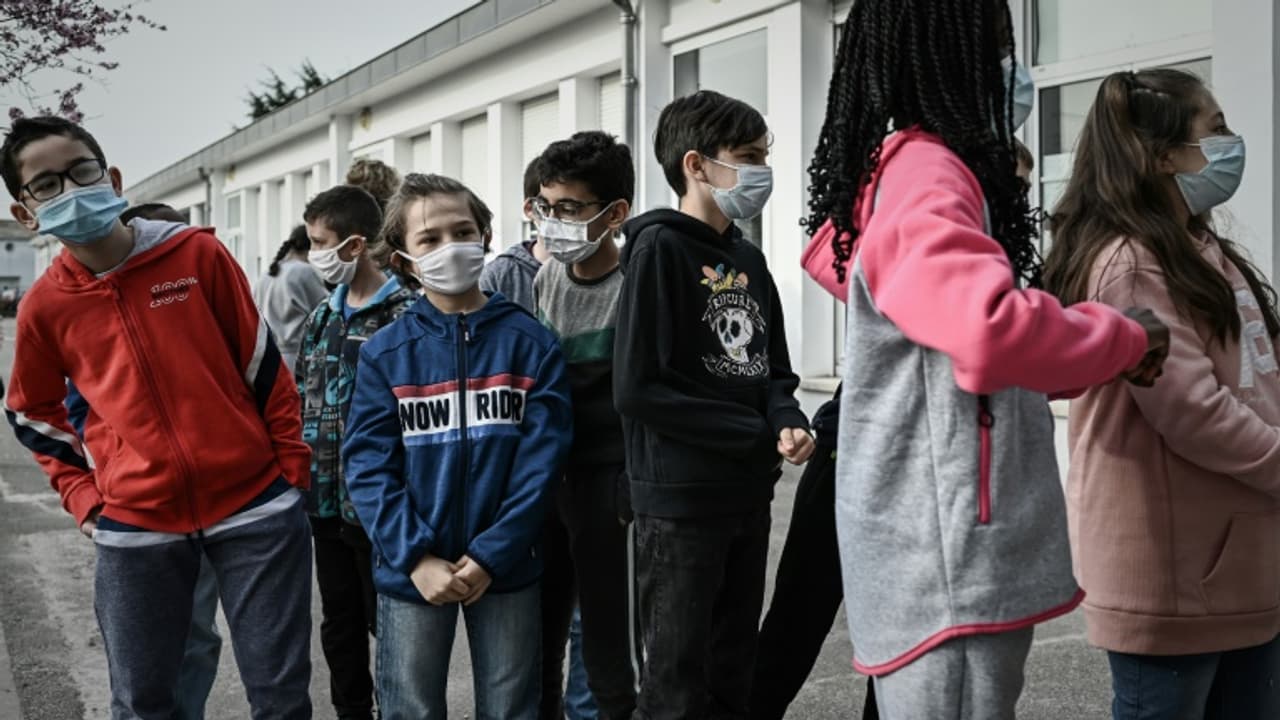 Covid-19: des pédiatres réclament la fin du masque à l ...