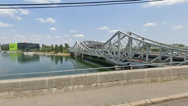Les pont ferroviaire et routier de la Mulatière, vus depuis le quai Jean-Jacques Rousseau, à La Mulatière, en face de Lyon. C'est dans ce secteur qu'a été repêché un corps dimanche 5 mai 2024.