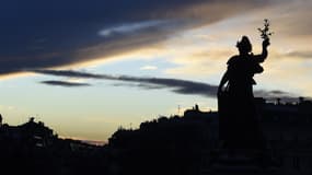 La place de la République, juste après le coucher du soleil, s'est illuminée, ce dimanche soir à Paris.