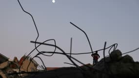 Un Palestinien sur les ruines d'un immeuble détruit par un bombardement israélien à Gaza, le 24 mai 2021 (illustration)