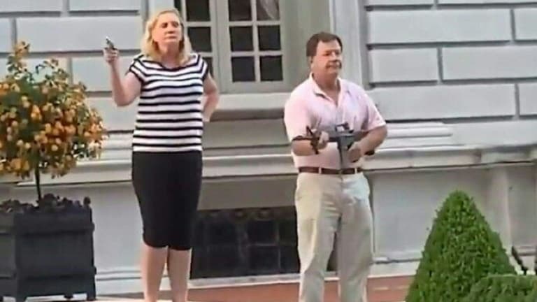 Patricia et Mark McCloskey devant leur maison de St. Louis dans le Missouri (Etats-Unis), le 28 juin 2020