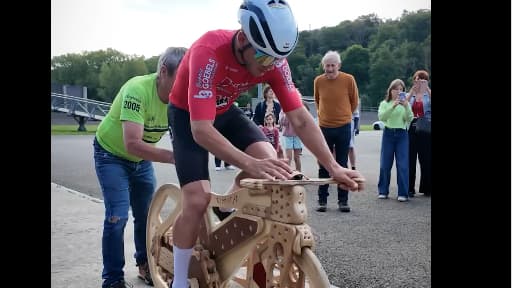 Le Belge Geoffrey Hoyaux prêt pour sa tentative de record de l'heure sur un vélo en bois en 22 septembre 2025