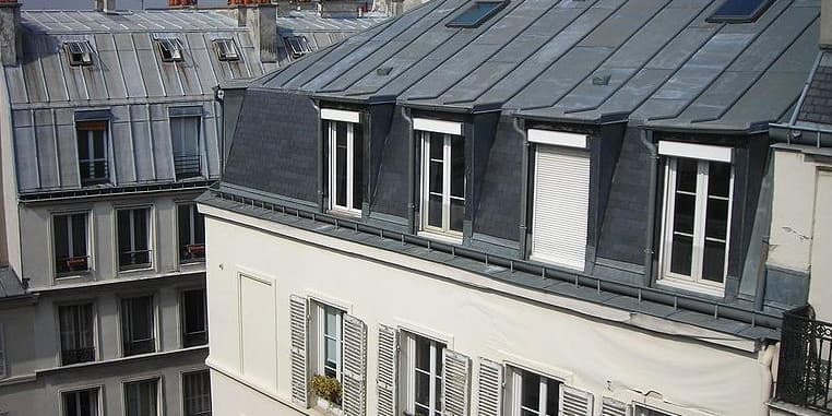 À Paris, la plateforme Se Loger indique que le nombre de biens disponibles à la location est resté 30 % à 40 % en dessous de son niveau d’avant la crise sanitaire en 2025.