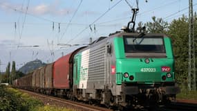 Un train de fret ferroviaire