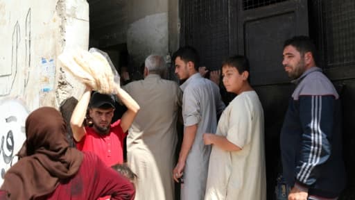 Des Syriens achètent du pain à Bennich, dans le nord-ouest de la région d'Idleb, en Syrie, le 9 juin 2020