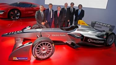 L'équipe française de Formule E, DAMS, Alain Prost est deuxième en partant de la gauche.