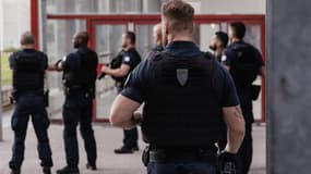 Les forces de l'ordre évacuent un immeuble à Échirolles, en Isère, en août 2024 (photo d'illustration)