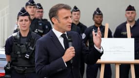 Emmanuel Macron lors de sa visite au commissariat du village olympique des Jeux olympiques de Paris 2024, le 22 juillet 2024