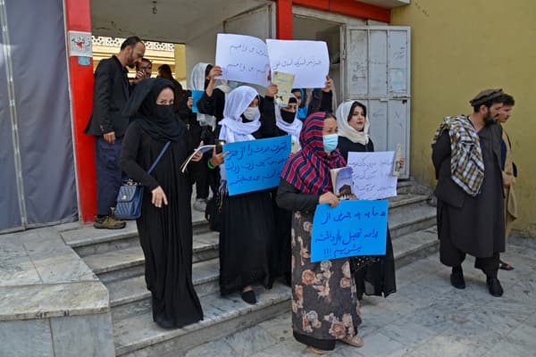 Une vingtaine de femmes et de filles ont manifesté à Kaboul, le samedi 26 mars 2022 