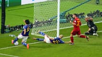 Kaoru Mitoma avec le ballon lors de Japon-Espagne, à Doha le 1er décembre 2022