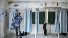 Un électeur sort de l'isoloir dans un bureau de vote à Fort-de-France, en Martinique, le 18 juin 2022