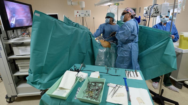 Le docteur français Jean-Philippe Estrade alors qu'ils opère un patient à Marseille le 28 janvier 2014.