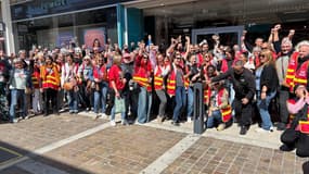 Des manifestants rassemblées le mercredi 7 mai 2025 à La Valette-du-Var devant la boutique Primark du centre commercial Avenue 83