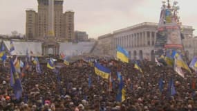 100.000 personnes étaient réunies dans le centre de Kiev dimanche à la mi-journée.