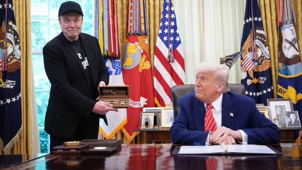 Elon Musk avec une clé de la Maison Blanche offerte par Donald Trump le 30 mai 2025