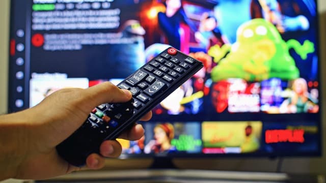 Un utilisateur de Netflix devant sa télévision (photo d'illustration).