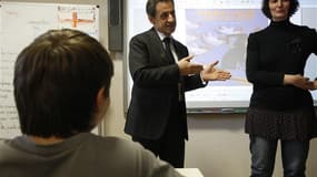 Nicolas Sarkozy dans une école à Montpellier mardi lors de l'annonce de son projet d'augmentater de 25% les traitements des enseignants du secondaire qui accepteraient de passer de 18 heures de cours à 26 heures de présence par semaine. Selon la porte-par