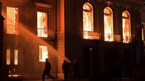 Des pompiers tentent d'éteindre l'incendie qui ravage le Musée national du Brésil, à Rio de Janeiro le 2 septembre 2018. 