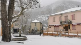 La neige a fait son retour dans les Alpes du Sud ce lundi comme à Orpierre.
