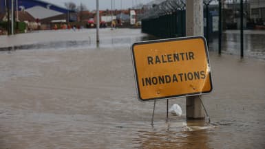 Un panneau portant l'inscription "ralentir inondations" à l'entrée d'une zone inondée à Arques, dans le Pas-de-Calais, le 3 janvier 2024 (photo d'illustration)