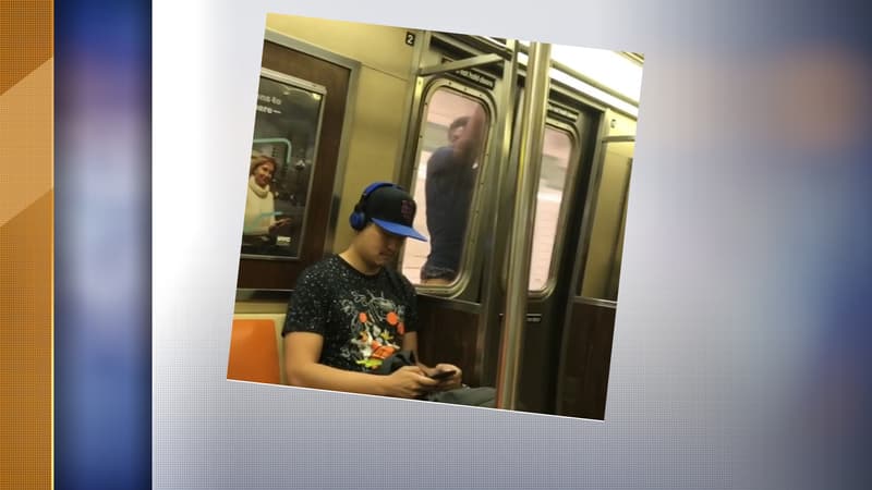 L'homme s'est accroché à l'extérieur du métro en mouvement et a voyagé ainsi sur une station.