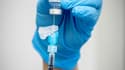 Un soignant prépare une injection du vaccin Pfizer-BioNTech à l'hôpital St James à Dublin le 29 décembre 2020