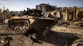 Un tank russe détruit à Trostianets, dans le nord-est de l'Ukraine, le 29 mars 2022