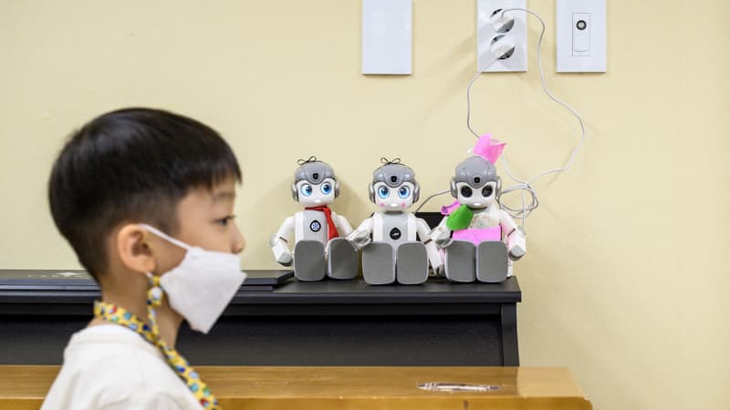 Un jeune élève devant des robots "Alpha Mini" dans une école de Séoul.
