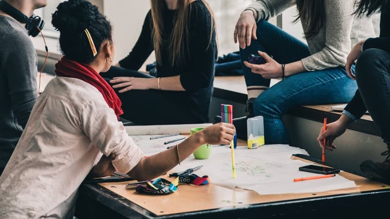 Les entreprise doivent en premier lieu prévoir l'instauration d'un espace minimum de 4 m2 par salarié, avec une gestion des flux et des sens de circulation pour éviter les croisements. 