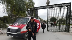 Un membre des forces spéciales tunisiennes devant l'entrée du musée du Bardo à Tunis, le 20 mars 2015.