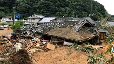 Vue générale d'une maison effondrée après un glissement de terrain provoqué par des pluies torrentielles à Ashikita, dans la préfecture de Kumamoto le 5 juillet 2020