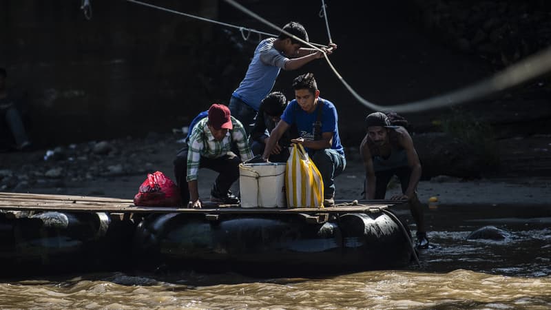 Immigrants traversant la rivière Suchiate, frontière entre le Guatemala et le Mexique, le 7 juin 2019