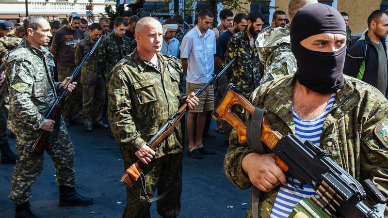 Des séparatistes pro-russes paradent avec des soldats ukrainiens faits prisonniers, à Donetsk, dans l'Est de l'Ukraine, le 24 août 2014.