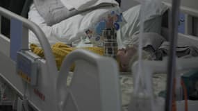 Un bébé hospitalisé dans le sous-sol de cet hôpital de Kiev.