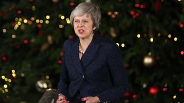 Theresa May devant le 10, Downing Street.