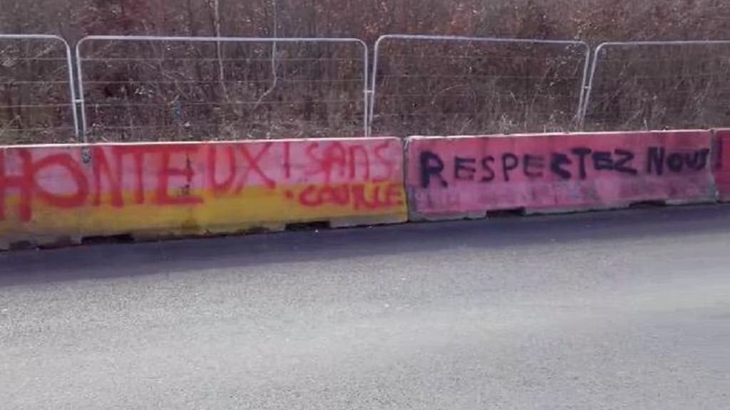 Des tags devant le Camp des Loges Des tags devant le Camp des Loges