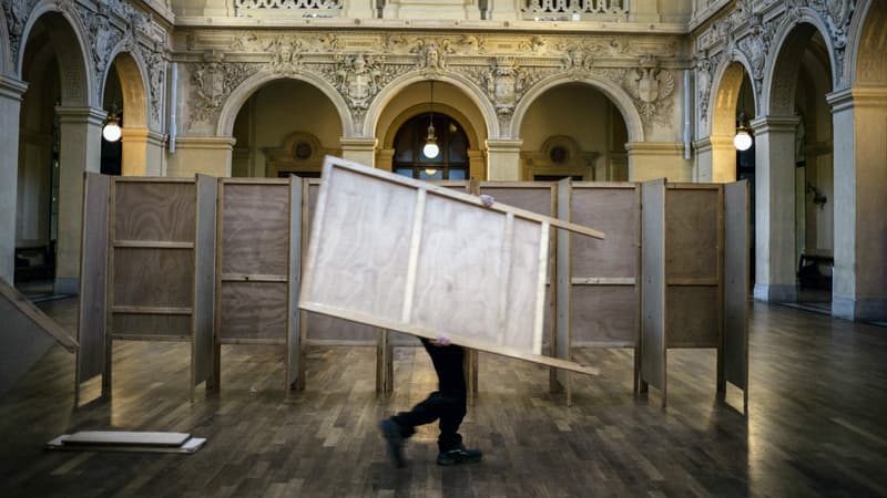 Installation d'isoloirs avant une électionà Lyon en 2014.