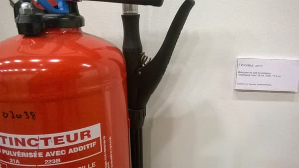 Un extincteur détourné en oeuvre d'art au Centre Georges-Pompidou. Un extincteur détourné en oeuvre d'art au Centre Georges-Pompidou.