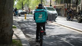 Un livreur Deliveroo, le 20 avril 2022 à Paris.