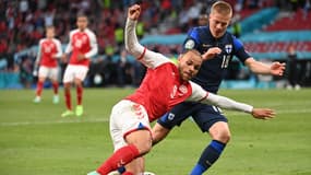 Jere Uronen face à Martin Braithwaite pendant l'Euro 2021