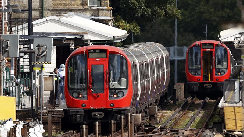 La police scientifique enquête à la station Parsons Green, à Londres, le 15 septembre 2017.