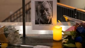 Un mémorial a été ouvert pour le parolier.