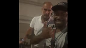Une vidéo de Guardiola suivi par un fan pour un selfie devient virale