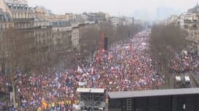 Les manifestants contre le mariage homosexuel se sont rassemblés le long de l'axe La Défense-Charles de Gaulle-Etoile.